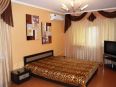 Двухкомнатная квартира расположена в Соломенском районе, оборудована комфортной двуспальной кроватью и диваном, который раскладывается