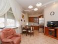 Трёхкомнатная комфортабельная квартира имеет выгодное местоположение в центре города Киева