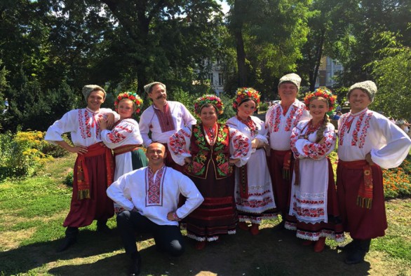 Український академічний фольклорно-етнографічний ансамбль"Калина"- хоровий спів, найкраща народна музика та хореографія.