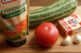 Сезонные блюда: роллы из цуккини с сыром и свежими помидорами!