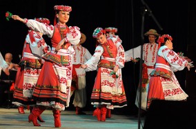 Український академічний фольклорно-етнографічний ансамбль"Калина"- хоровий спів, найкраща народна музика та хореографія.