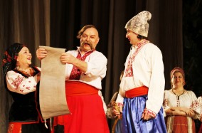 Нашумевшее представление спектакля «Задунаец за порогом» от театральной группы «Бенюк и Хостикоев».