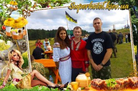 Выставка вкусного мёда и украинских вещей малоизвестных дизайнеров.