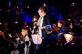 Великолепный Гару с концертом "Fly me to the moon" в Киеве. Его музыка - это незабываемое путешествие, которое позволит вам познать каждую струну своей души.